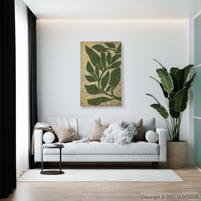 ein Wohnzimmer mit einer Couch und einem Gemälde an der Wand darüber und einer Pflanze in der Ecke, moosbild, mooswand, moos pflanzen, moos, moos deko, moos art