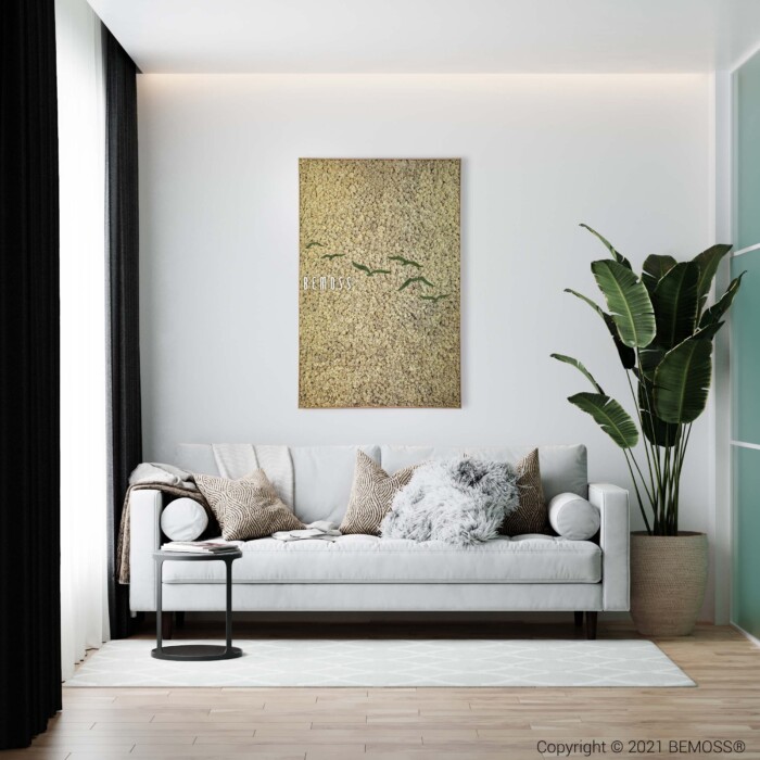ein Wohnzimmer mit einer Couch und einem Gemälde an der Wand darüber und einer Pflanze in der Ecke, moosbild, mooswand, moos pflanzen, moos, moos deko, moos art