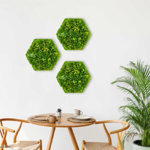 stolík s tanierom a na ňom šálka pred stenou s tromi zelenými šesťuholníkmi, environmentálne umenie , machovy obraz, stabilizovany mach, machová stena, machová dekorácia