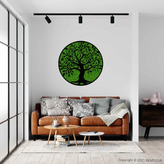 ein Wohnzimmer mit einer Couch und einem Baum an der Wand, darüber ein Couchtisch und eine Lampe, moosbild, mooswand, moos pflanzen, moos, moos deko, moos art