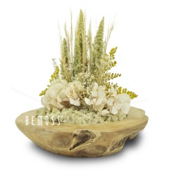 Eine Holzschale mit Blumen und Moos darin, auf deren Seite Bemoss steht, moosbild, mooswand, moos pflanzen, moos, moos deko, moos art
