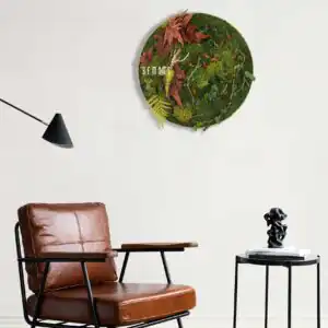 obývačka so stoličkou a stolom s rastlinou a hodinami na stene machovy obraz, stabilizovany mach, machová stena, machová dekorácia