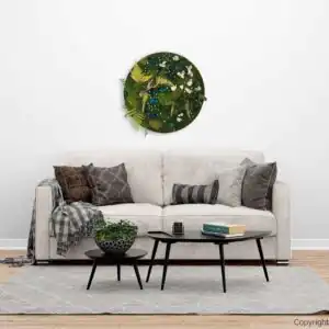 obývačka s gaučom a stolíkom, na ktorom je rastlina a nad ňou visiaca okrúhla stena machovy obraz, stabilizovany mach, machová stena, machová dekorácia