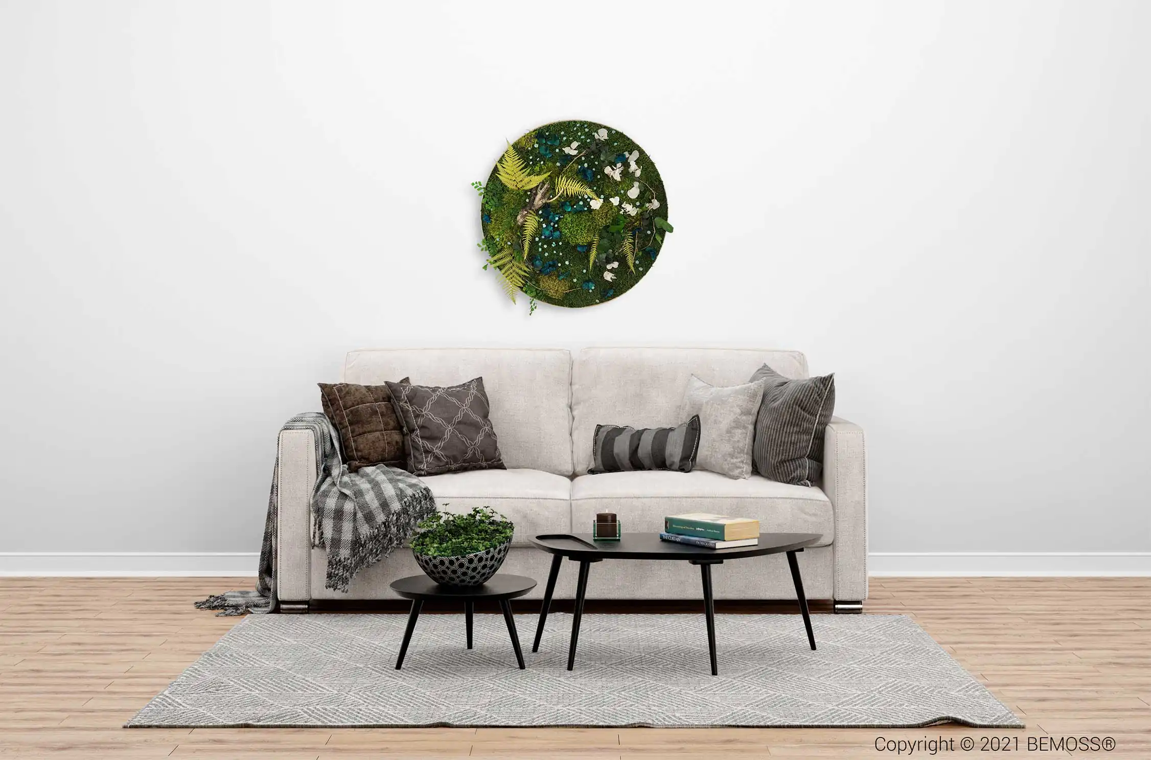 obývačka s gaučom a stolíkom, na ktorom je rastlina a nad ňou visiaca okrúhla stena machovy obraz, stabilizovany mach, machová stena, machová dekorácia