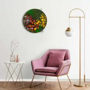 stolička a stôl v miestnosti s nástennými hodinami na stene a lampou na podlahe machovy obraz, stabilizovany mach, machová stena, machová dekorácia