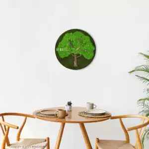 stôl s dvoma stoličkami a na ňom malý stromček v miestnosti s bielou stenou a rastlinou v kvetináči, environmentálne umenie , machovy obraz, stabilizovany mach, machová stena, machová dekorácia