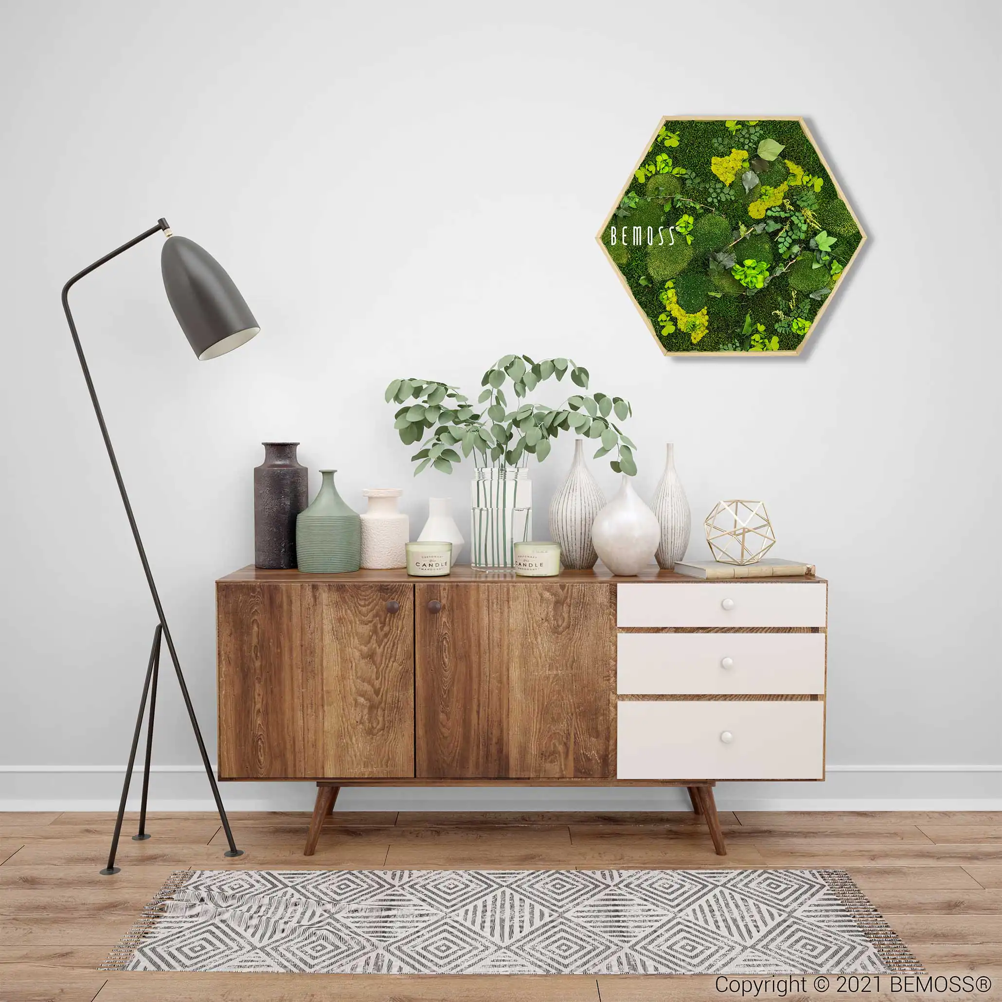 miestnosť s komodou a na stene zavesená zelená rastlina a lampa na boku, environmentálne umenie , machovy obraz, stabilizovany mach, machová stena, machová dekorácia