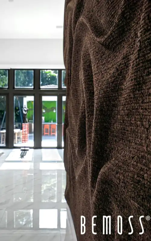 veľká hnedá deka sediaca na bielej podlahe vedľa okna a steny s veľkým oknom machovy obraz, stabilizovany mach, machová stena, machová dekorácia