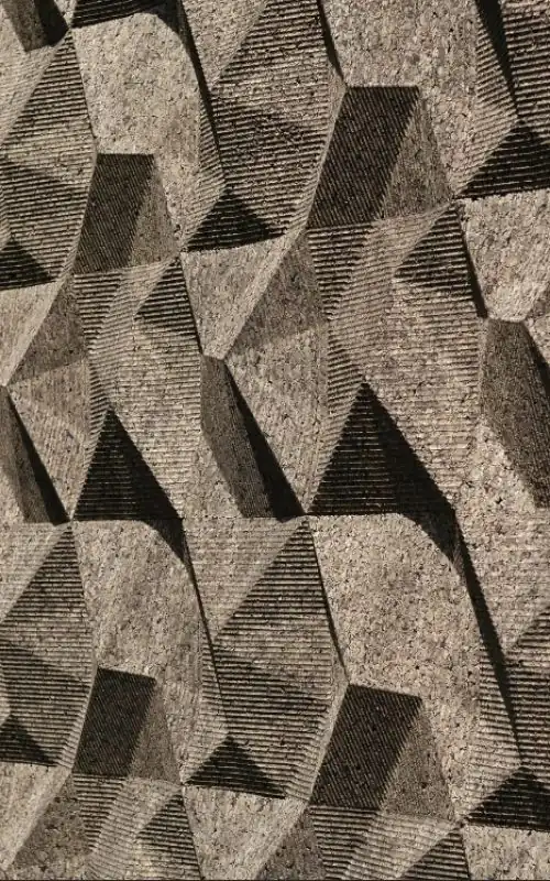 detailný záber budovy s hodinami na boku ciferníka a stenou so vzorom trojuholníkov machovy obraz, stabilizovany mach, machová stena, machová dekorácia