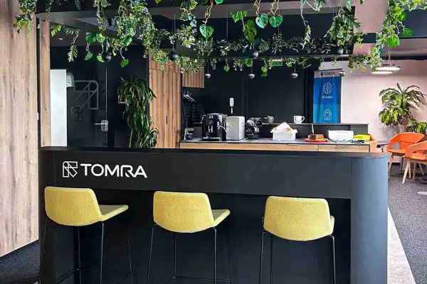 Visiace umelé rastliny na strope v komerčnom priestore firmy