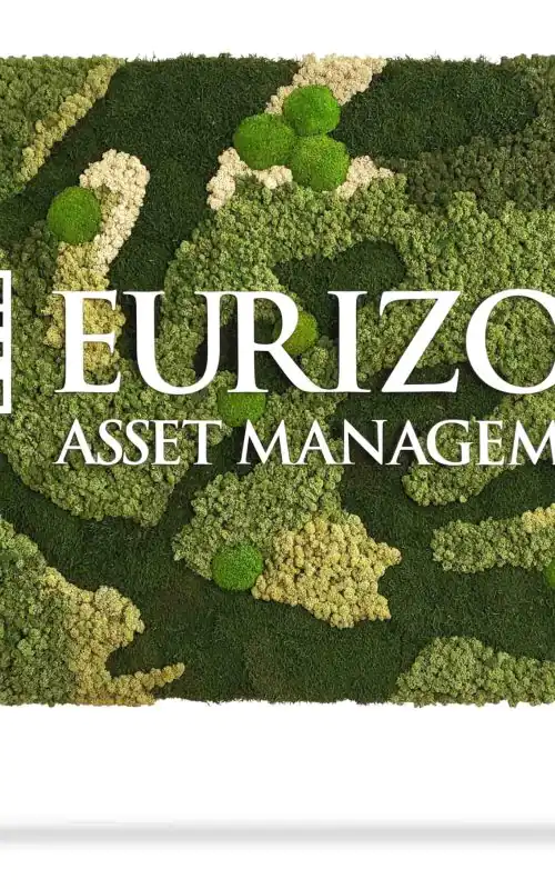 machová stena s nápisom be the furrizon asset management a bielym pozadím so zeleným maskovacím vzorom machovy obraz, stabilizovany mach, machová stena, machová dekorácia