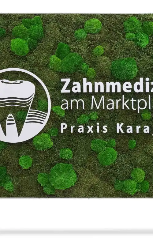 znak zubnej ambulancie so zeleným pozadím a bielym zubom na boku a bielo-čiernym logom na prednej strane machovy obraz, stabilizovany mach, machová stena, machová dekorácia