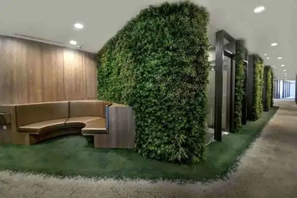 Umelá zelená stena v interiéri